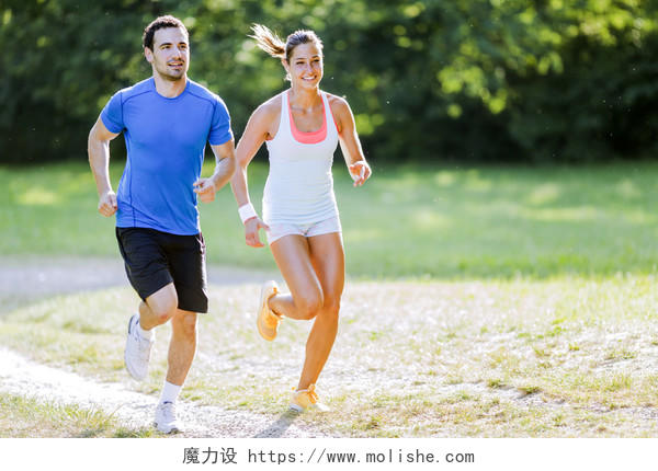 两个年轻人一起跑步放松运动运动健身户外跑步公园健身